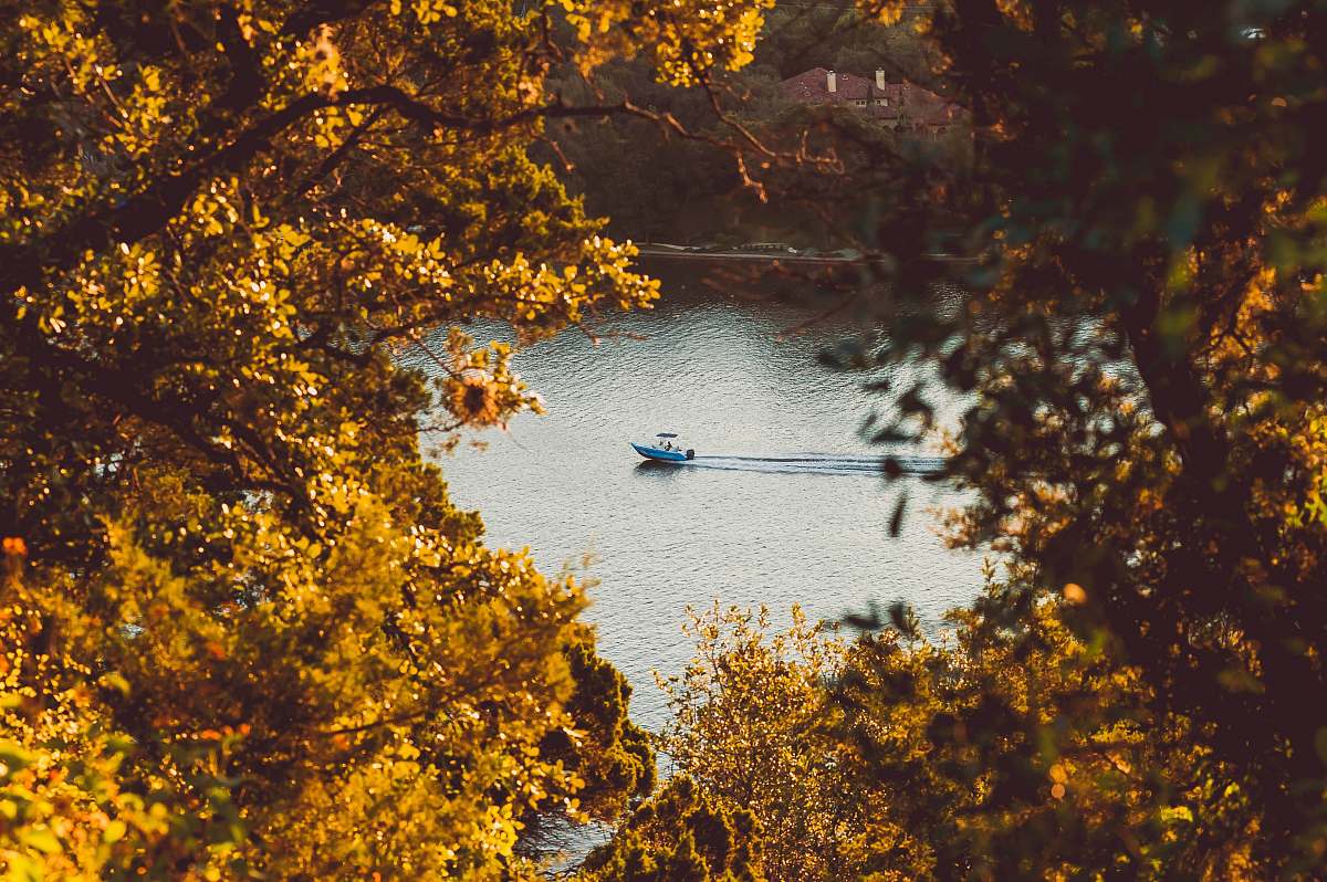 boat moving white speedboat austin